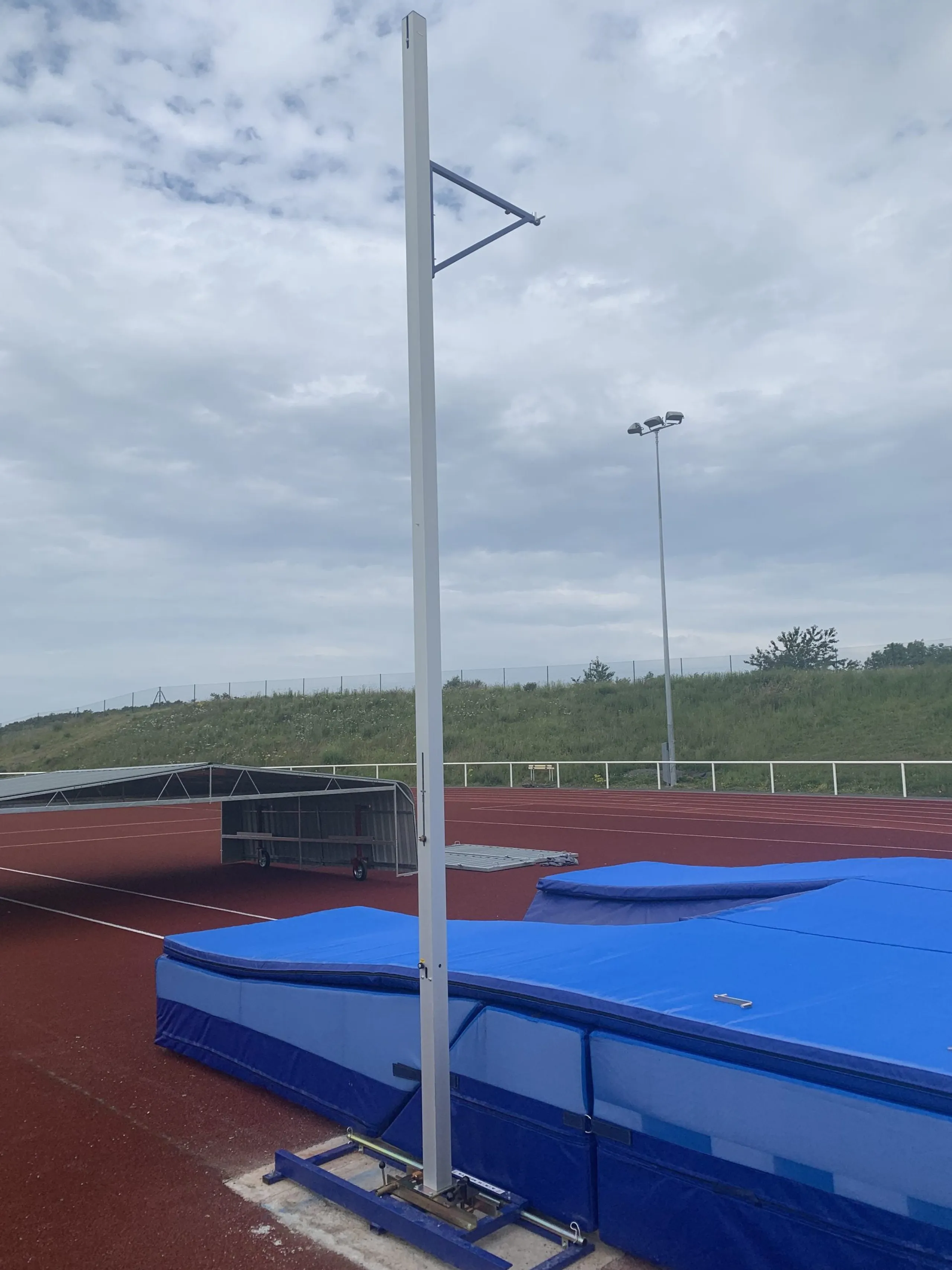 Official Competition Track & Field Crossbar Lifter For Pole Vault & High Jump